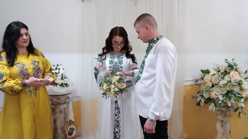 У День закоханих у Луцьку побрались вісім пар: як це було (відео)