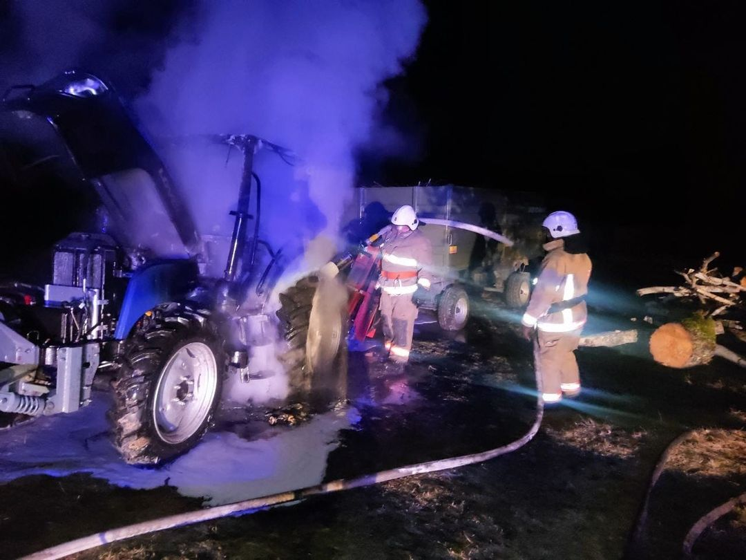 В селі на Волині з невідомої причини загорівся трактор