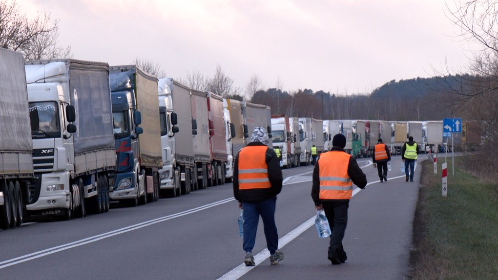 У чергах – понад 3 тисячі вантажівок: у Польщі на кордоні блокують шість напрямків