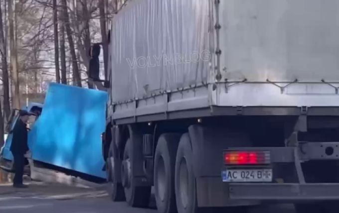 На Волині вантажівка злетіла у кювет (відео)