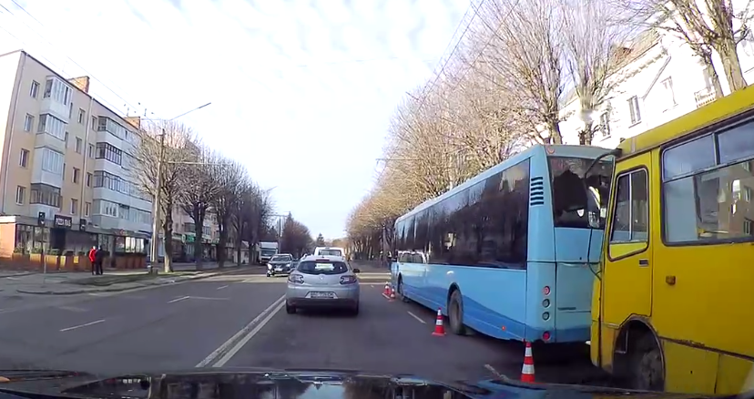 У Луцьку старий «Богдан» вибив заднє скло в новому маршрутному автобусі (відео)
