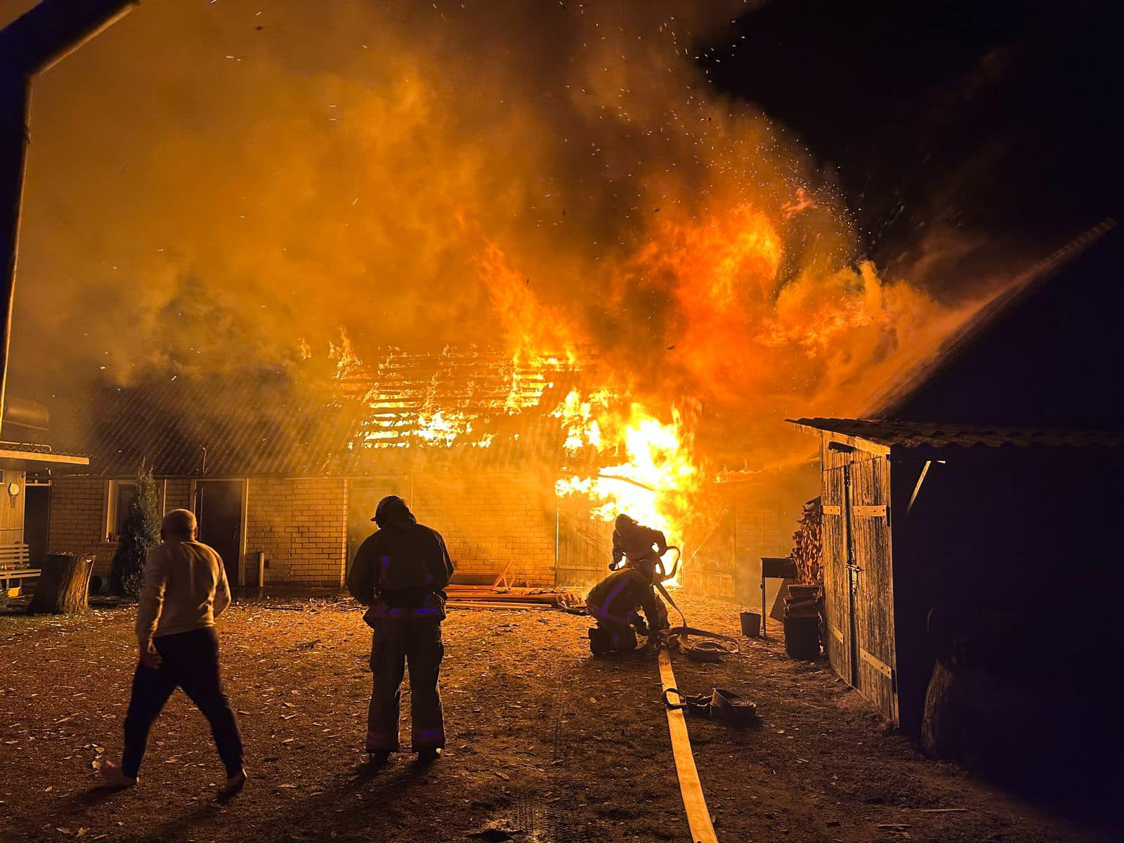 На Волині згоріла господарська будівля (фото)