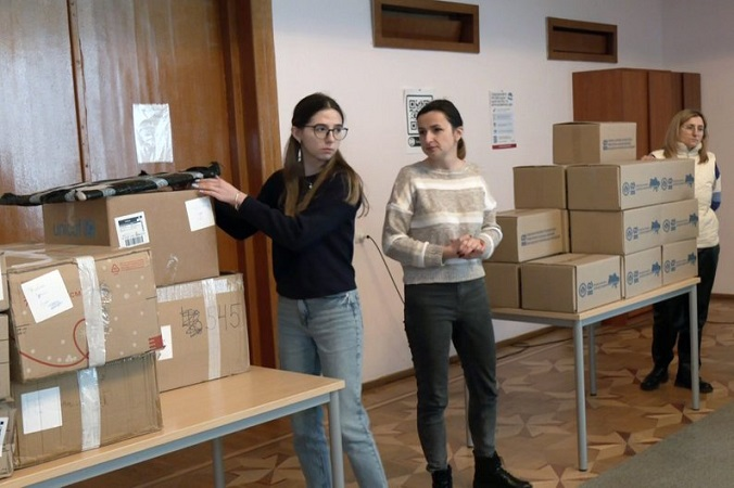 Продукти, пакунки з речами та засобами гігієни: в Луцьку 22 родини отримали допомогу від ЮНІСЕФ (відео)