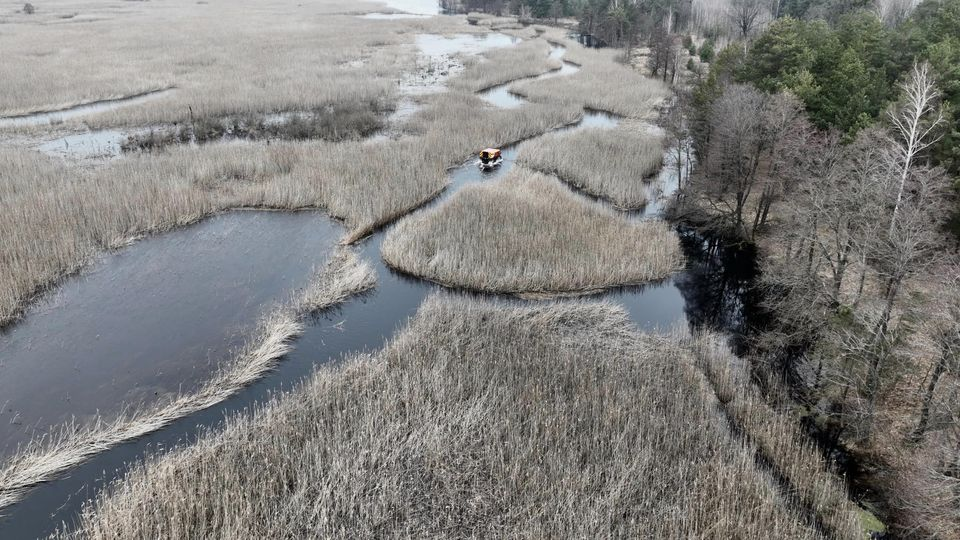 Взяли болотохід: волинські рятувальники продовжують шукати зниклу дівчину (фото)