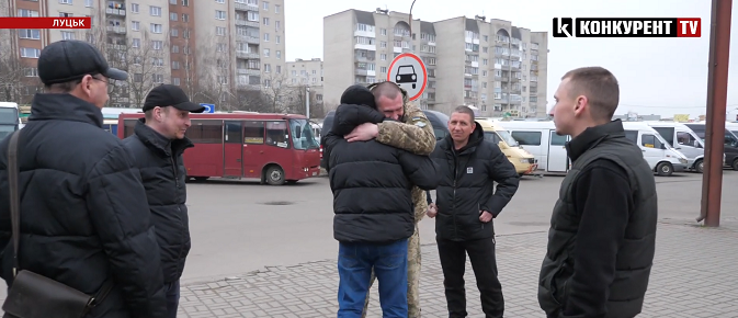 Як у Луцьку зустріли 4 Героїв, повернених з російського полону (відео)