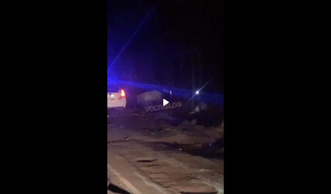 Поблизу Ківерців авто злетіло у кювет: є постраждалі (відео)