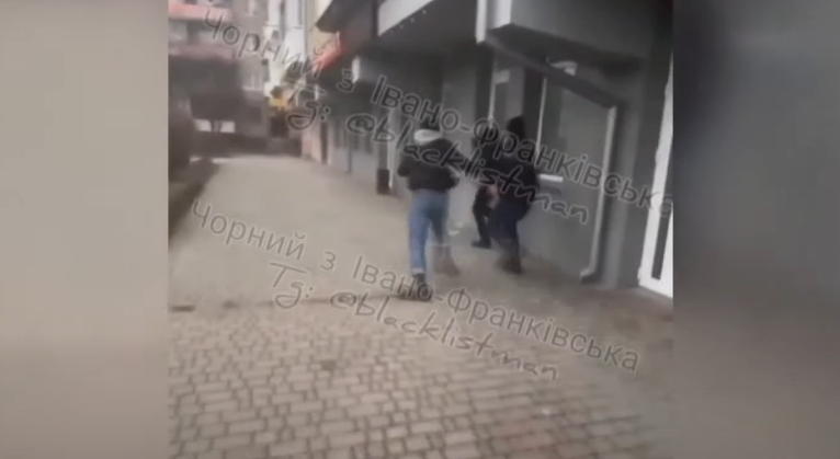 В Івано-Франківську невідомі нападають на перехожих – жорстоко б'ють і знімають на відео (відео)
