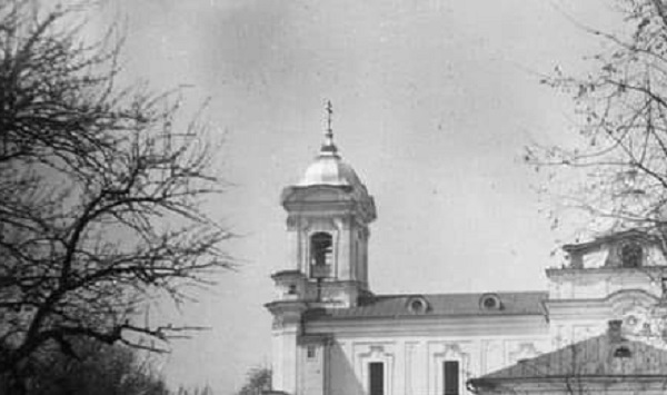 Показали столітній знімок собору в центрі Луцька