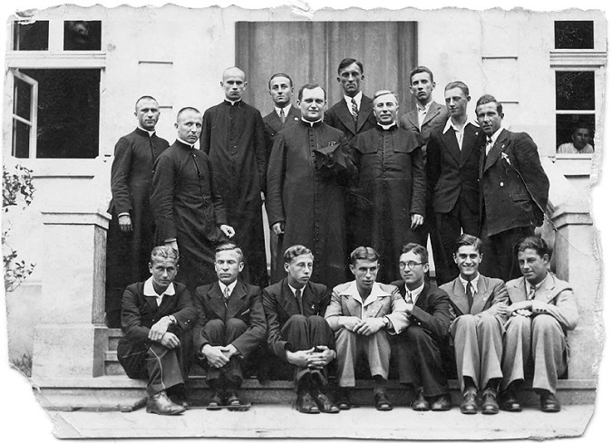 Учні та викладачі католицької духовної семінарії в Луцьку у 1937 році (ретрофото)