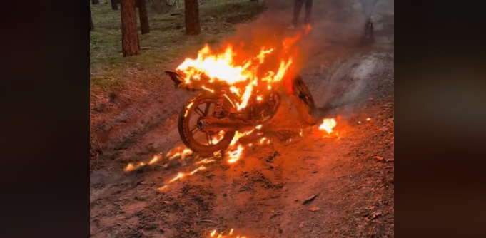 Заради хайпу у Маневичах на відкритті мотосезону спалили мотоцикл (відео)