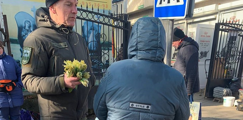 У Луцьку на ринку зловили жінку, яка продавала заборонену черемшу (фото)