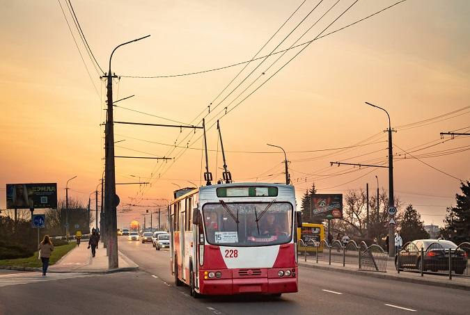 Згадали лютий та тролейбуси: як Луцьк проводжав зиму неймовірним заходом сонця (фото)