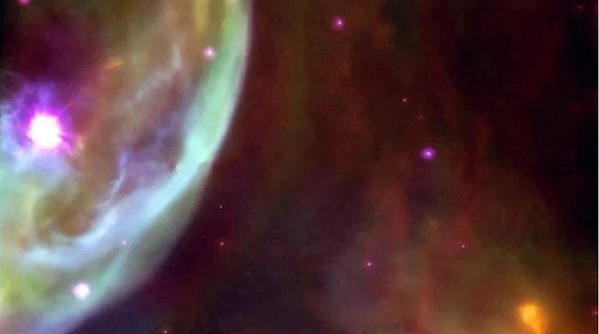 Телескоп «Хаббл» зазнімкував барвисту туманність на каламутному небесному тлі (фото)