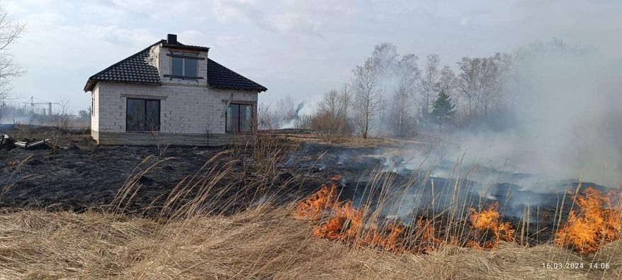 На Волині чоловік ледь не спопелив будинок сусідам, коли палив траву (фото)