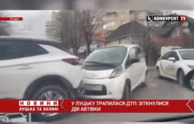 У Луцьку на перехресті зіткнулися дві автівки – на місці працює поліція (відео)
