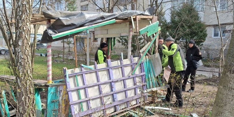 Муніципали розібрали  «самовільну» бесідку біля будинку у Луцьку (фото)