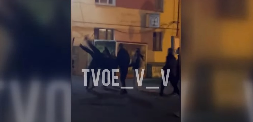 У центрі Володимира – жорстока бійка: на місці працювали медики та поліція (відео)