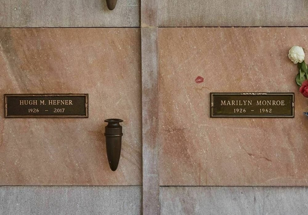 Місце поховання поруч з Мерилін Монро та засновником Playboy Х’ю Хефнером продали на аукціоні