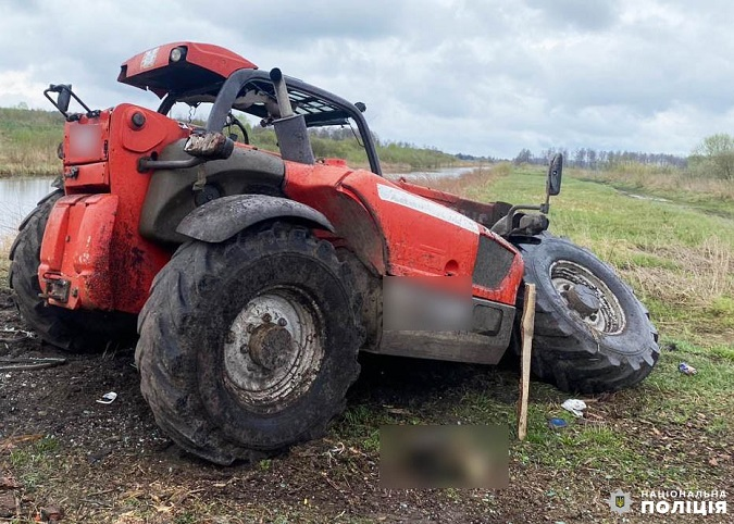 Один чоловік – у реанімації, ще двох обстежують: на Рівненщині підірвався трактор (фото)