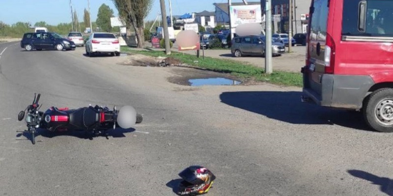 У Ковелі мотоцикл зіткнувся з бусом (фото)