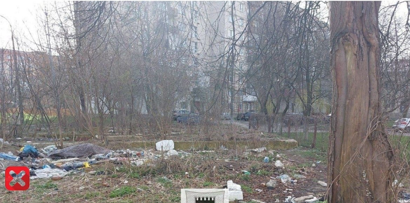 У Луцьку муніципали змусили комунальників прибрати стихійне сміттєзвалище (фото)
