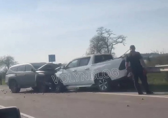 На трасі Луцьк – Львів лоб у лоб зіткнулися два авто: одного з водіїв госпіталізували (відео)