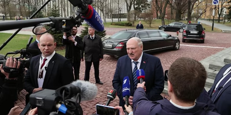 Лукашенко пояснив, чому Білорусь не вступає у війну проти України