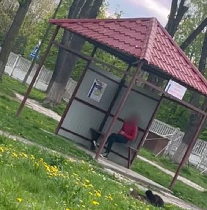 Вже не вперше: у Нововолинську біля лікарні хлопець привселюдно мастурбує (фото)