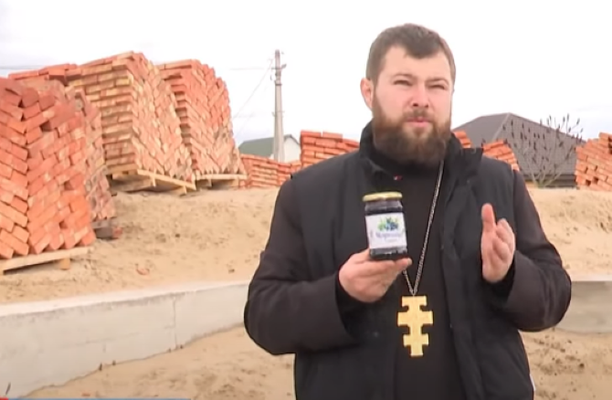 На Волині священник продає чорничне варення, щоб побудувати храм (відео)