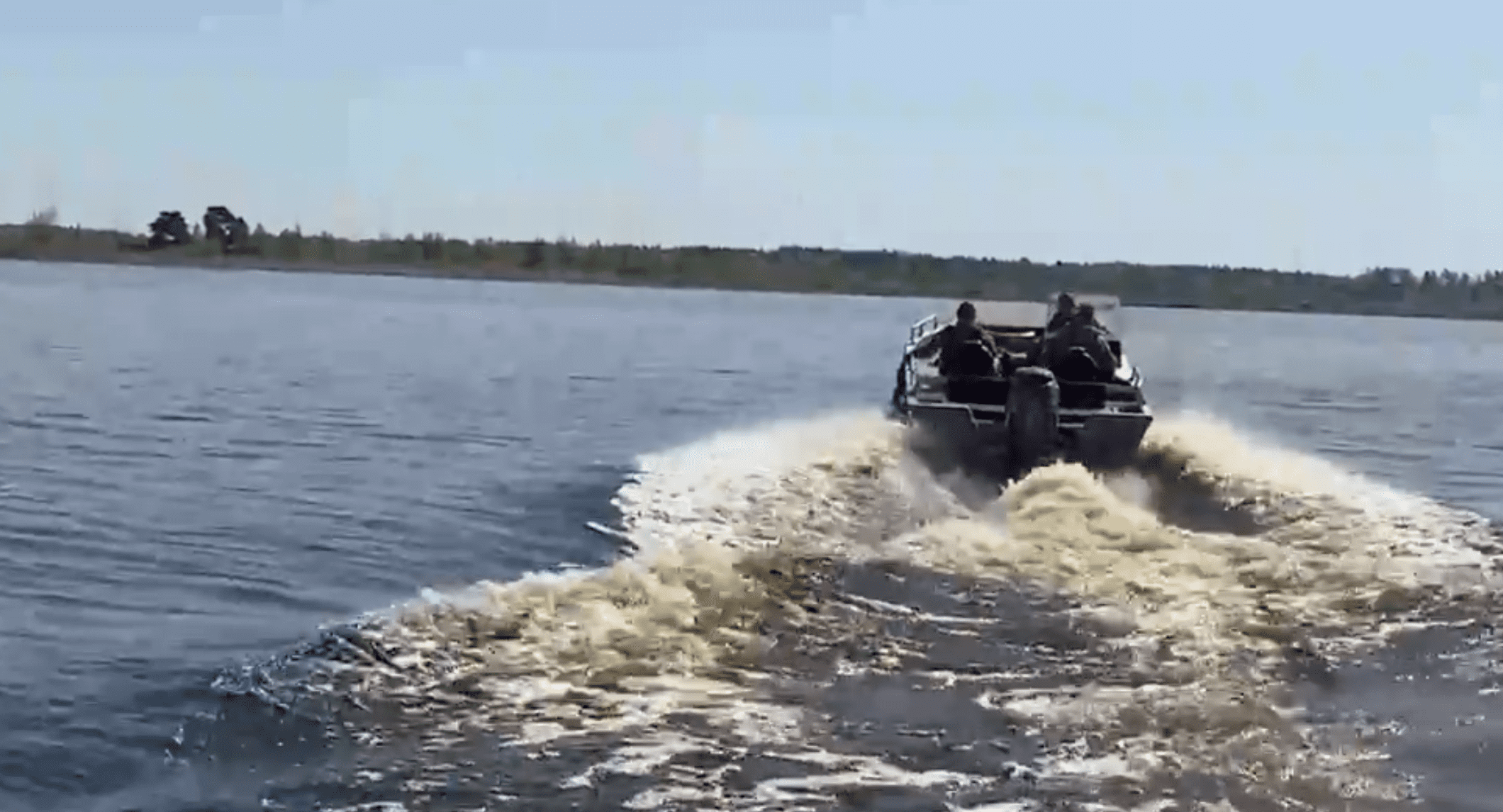 Українські прикордонники патрулюють річкову ділянку кордону з рб та прилеглі території