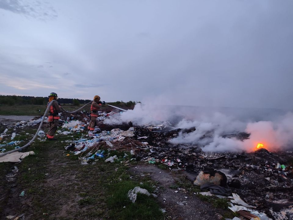Минулої доби волинські вогнеборці загасили чотири пожежі сміття (фото)