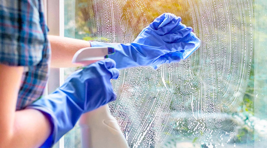 Скільки коштує помити вікна у Луцьку перед Пасхою