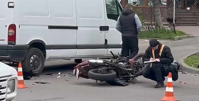 У Луцьку в ДТП травмувалися 26-річний мотоцикліст та його пасажирка