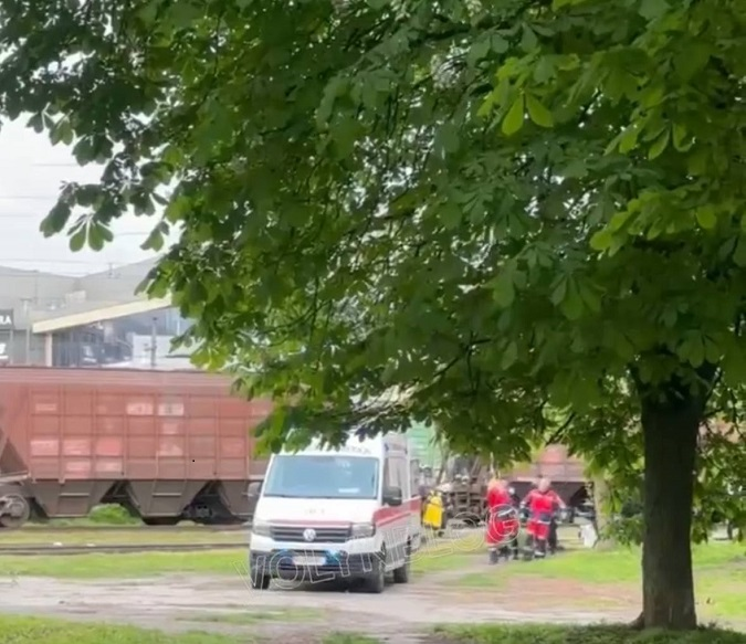 У Луцьку хлопця вдарило струмом на даху залізничного вагона – працюють медики (відео) оновлено