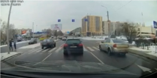 У Луцьку на проспекті Соборності водій Форда «пролетів» на червоне (відео)