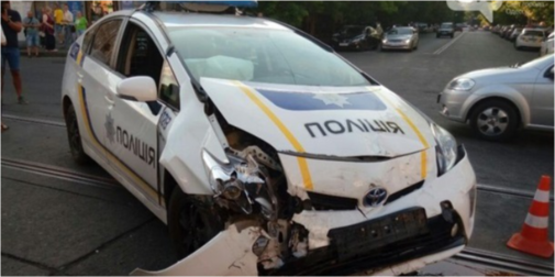 Стало відомо, скільки автомобілів розбили українські поліцейські у 2021 році