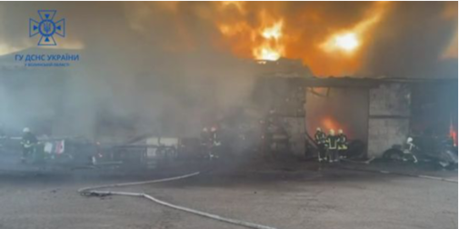 На Волині – пожежа: згоріли два автобуси і гараж (фото, відео)