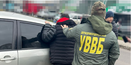 У Луцьку затримали прикордонника, який за гроші випускав ухилянтів з України (фото, відео)