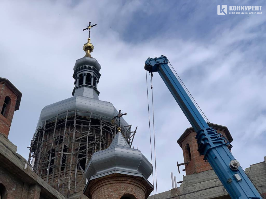 У Луцьку на одній з церков встановили нові хрести (фото)