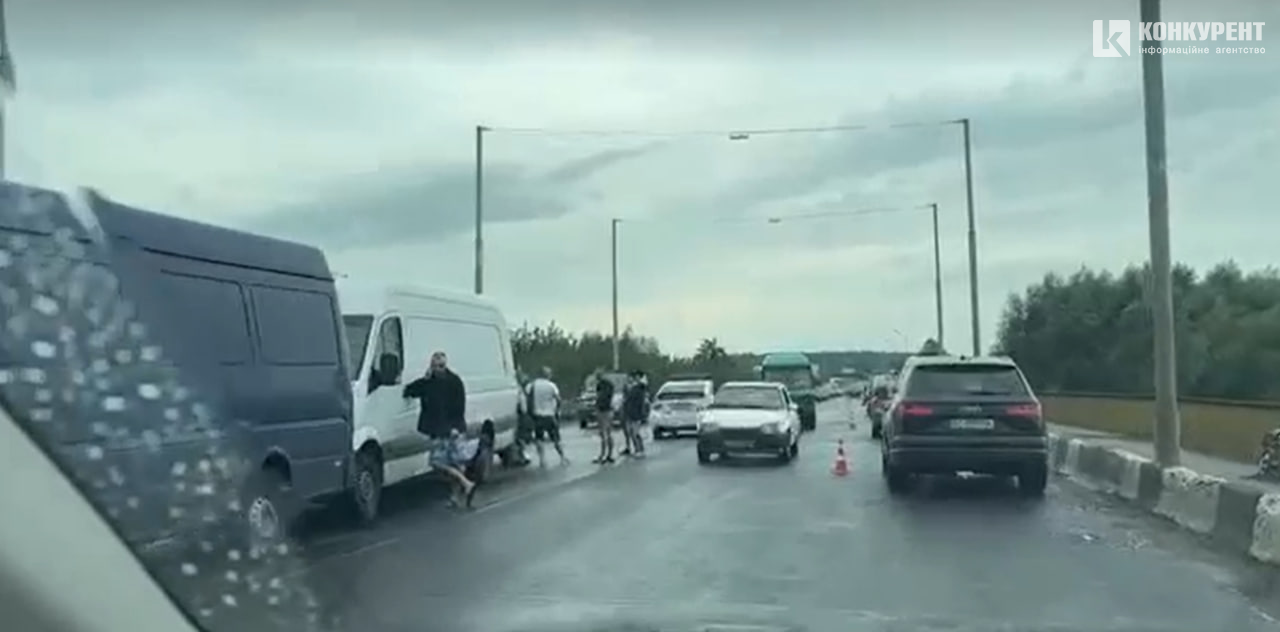 На мосту під Луцьком сталась аварія: рух ускладнено (відео)