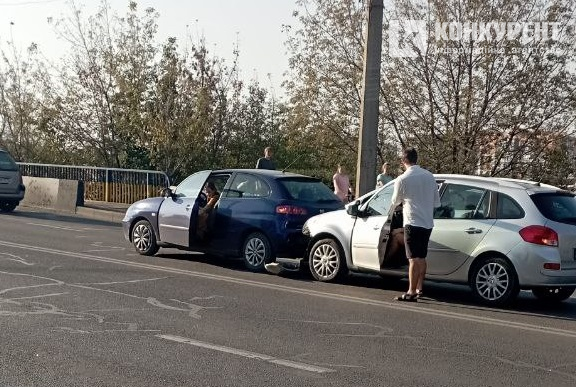 Утворилась «тягучка»: у Луцьку на мосту проспекту Перемоги зіткнулись дві автівки (фото)