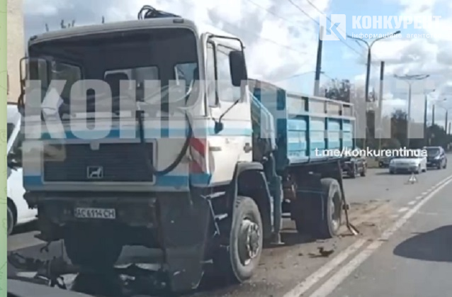 У Луцьку вантажівка влупилася в маршрутку (відео)
