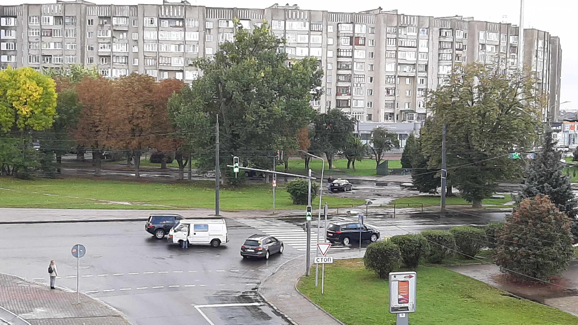 У Луцьку – ДТП: не розминулися позашляховик і бус (фото)