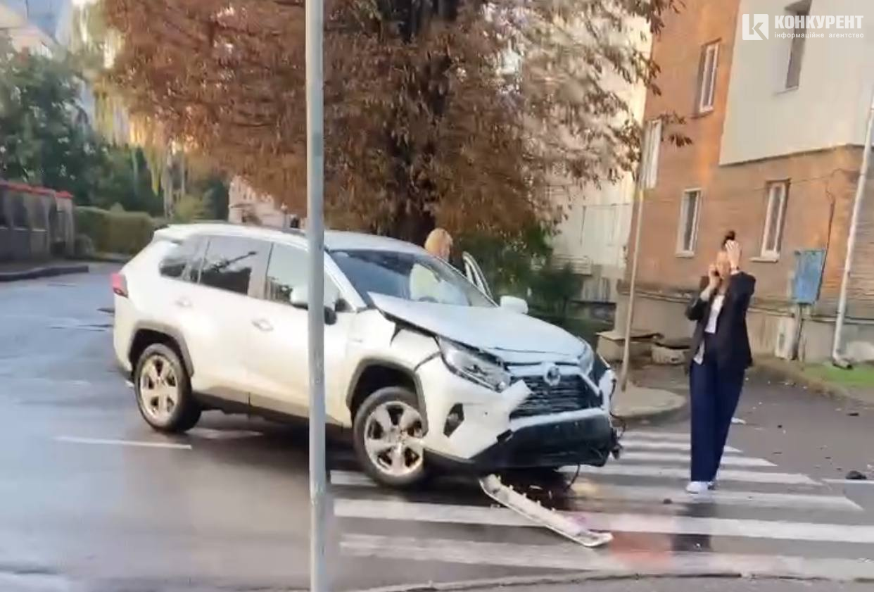 У Луцьку – аварія біля історичного: одного з водіїв забрала «швидка» (відео)