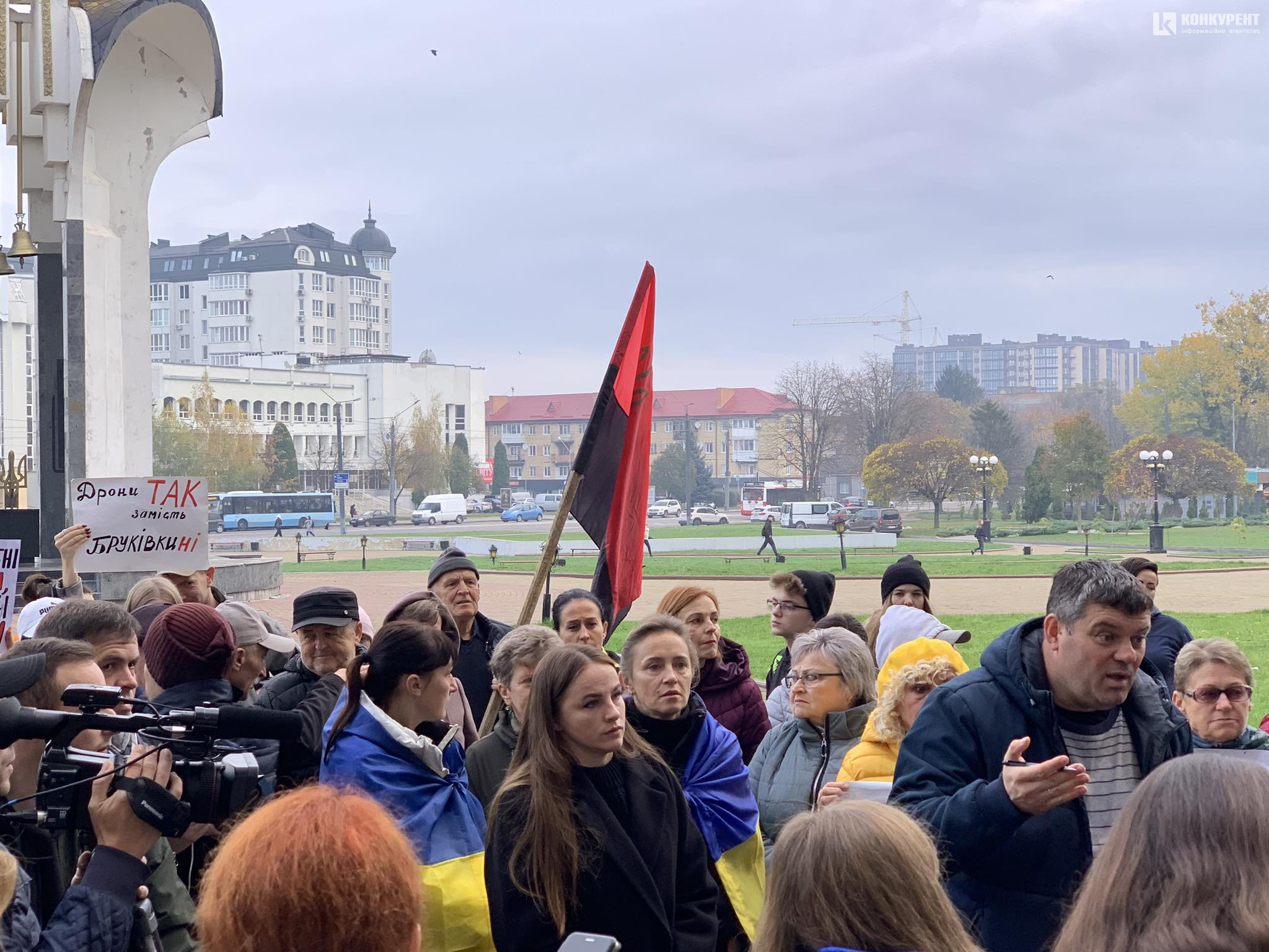 Більше грошей на ЗСУ: активісти вийшли на акцію під Волинську ОДА (фото)