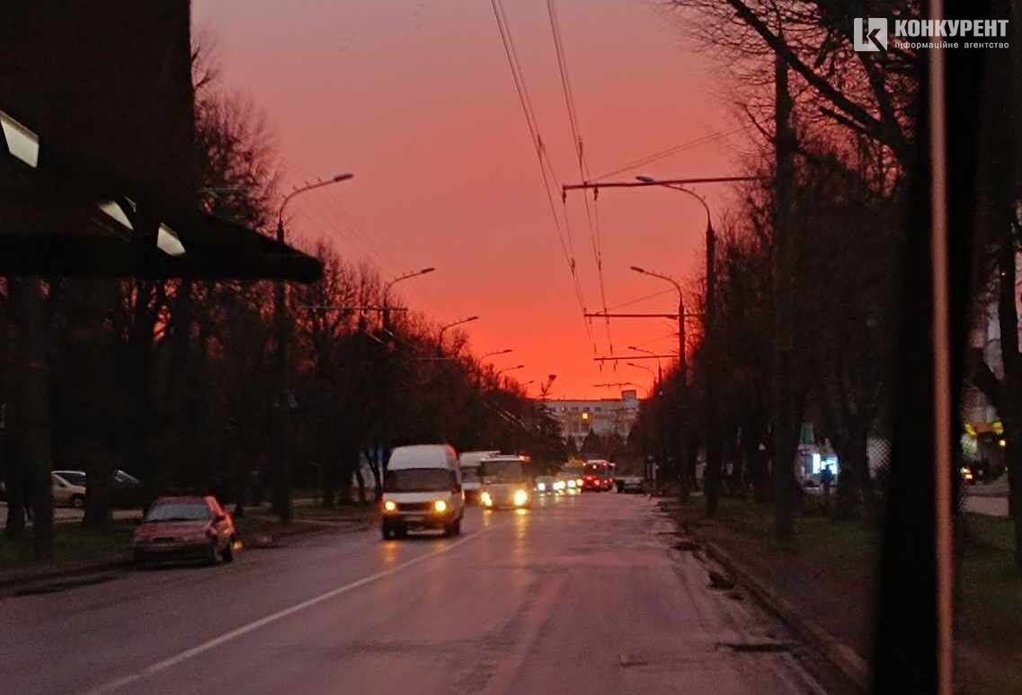 Край неба палає: казкові фото світанку в Луцьку (фото, відео)