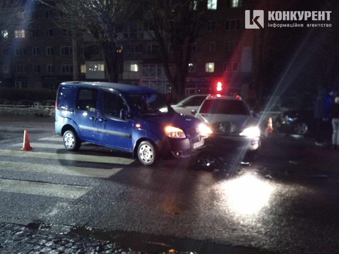 Рух частково заблокований: у Луцьку на проспекті Перемоги – ДТП за участі трьох авто (відео)