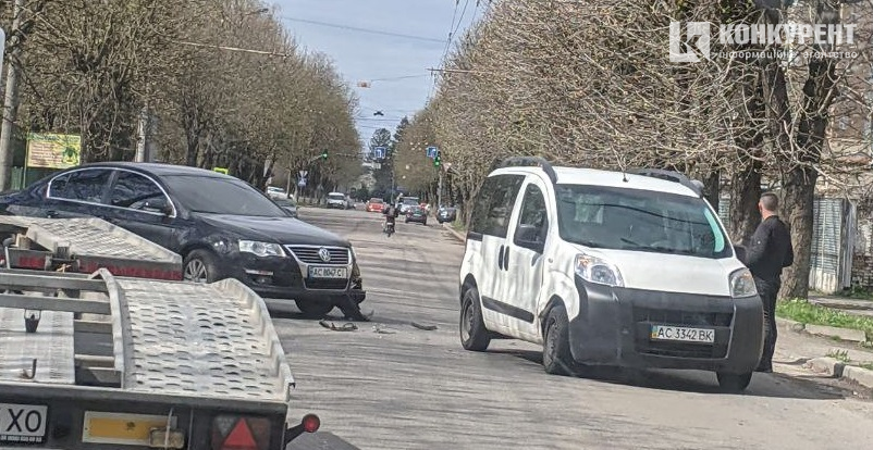 У Луцьку на Дубнівській – аварія: Volkswagen наздогнав Fiat (фото, відео)